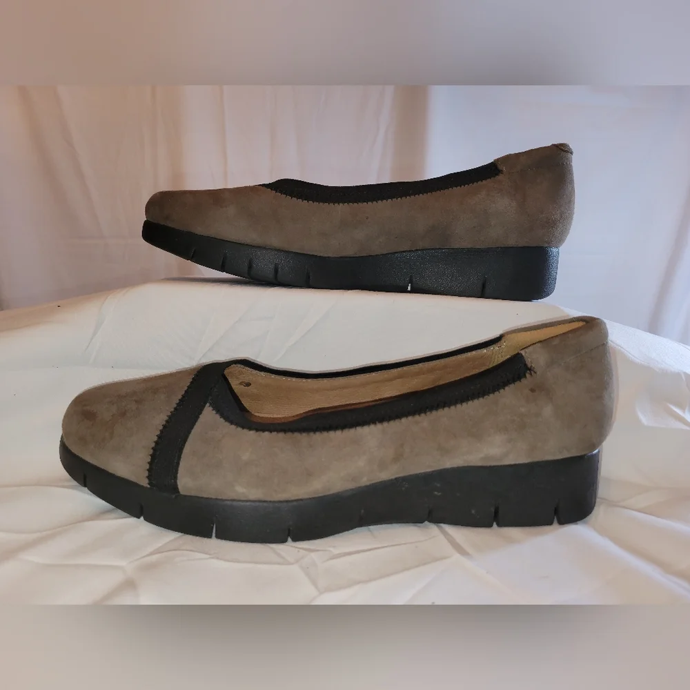 Clarks Daelyn Hill Mushroom Suede Flats NWT